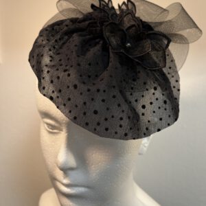 Kleiner, schwarzer Fascinator mit Schleier