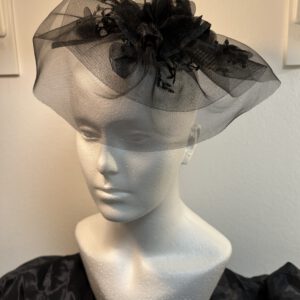 Fascinator schwarz mit kleinem Tüllschleier